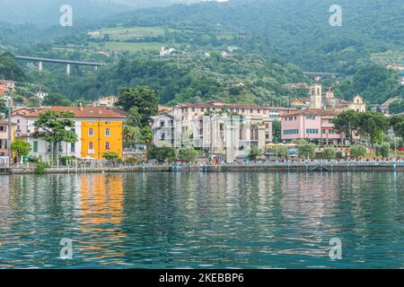 Sulzano, Italia - 05-06-2022: Panorama sul lago di Sulzano con case colorate che si riflettono sul lago d'Iseo Foto Stock