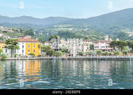 Sulzano, Italia - 05-06-2022: Panorama sul lago di Sulzano con case colorate che si riflettono sul lago d'Iseo Foto Stock