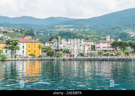 Sulzano, Italia - 05-06-2022: Panorama sul lago di Sulzano con case colorate che si riflettono sul lago d'Iseo Foto Stock