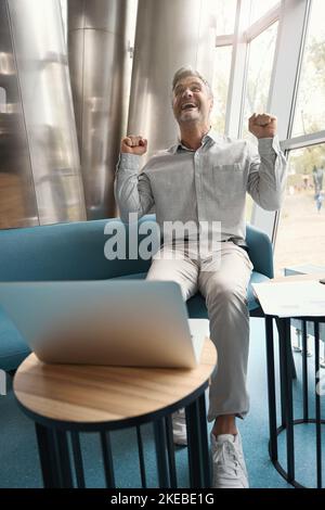 Il capo dell'azienda reagisce con gioia alla vittoria di un nuovo progetto Foto Stock
