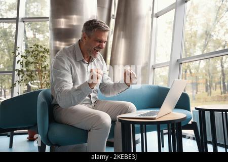 Il manager dell'azienda reagisce emotivamente alla vittoria di un nuovo progetto Foto Stock