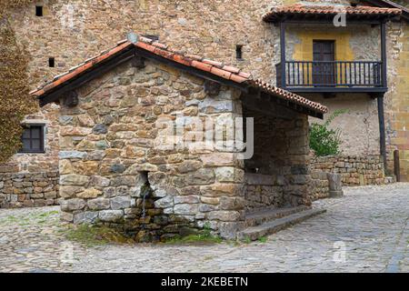 Vecchio lavatoio a Barcena Mayor, Cantabria, Spagna. Foto Stock
