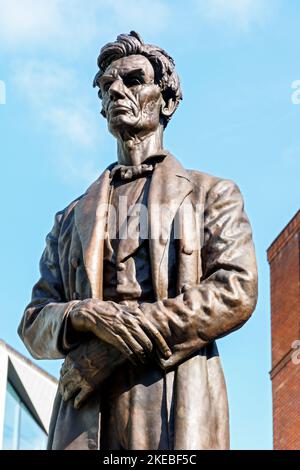 Statua dell'ex presidente degli Stati Uniti Abraham Lincoln, di George Grey Barnard, a Lincoln Square, Manchester, Inghilterra, Regno Unito Foto Stock