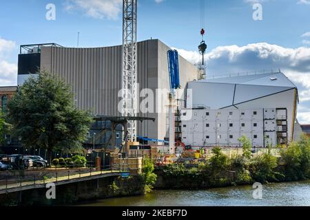 L'edificio Factory International Arts in costruzione settembre 2022, sul fiume Irwell. St John's, Manchester, Inghilterra, Regno Unito Foto Stock
