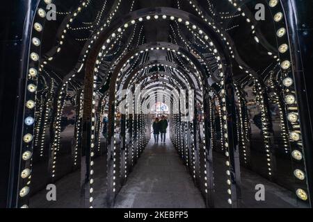 Londra Regno Unito. 11 novembre 2022. Le persone camminano attraverso il tunnel di luci e specchi a Covent Garden, Londra, Regno Unito. Credit: amer Ghazzal/Alamy Live News Foto Stock