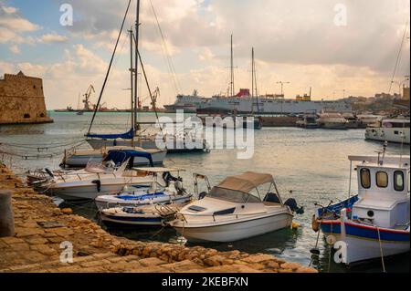 Piccole e grandi navi ormeggiate nel porto veneziano di Heraklion, Creta, Grecia. Foto Stock
