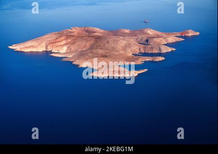 Veduta aerea della silhouette dell'isola di dia in acqua di mare blu vicino Heraklion, Creta, Grecia Foto Stock