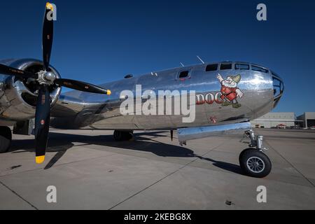 Il naso di un B-29 Superfortrees, costruito nel 1944 e chiamato Doc, che si trova sul asfalto in attesa che i turisti arrivino al Miramar Airshow 2022 in S Foto Stock