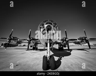 Un B-29 Superfortrees, costruito nel 1944 e chiamato Doc, si trova sul asfalto in attesa che i turisti arrivino al Miramar Airshow 2022 a San Diego, Califor Foto Stock