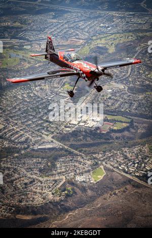 La leggenda dell'Airshow Rob Holland vola sopra San Diego, California durante il Miramar Airshow 2022. Foto Stock