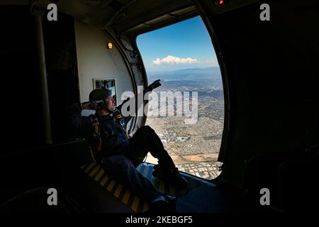 Un membro della squadra di paracadute dei Golden Knights dell'esercito degli Stati Uniti in un momento leggero prima del loro salto al Miramar Airshow 2022 a San Diego, California. Foto Stock