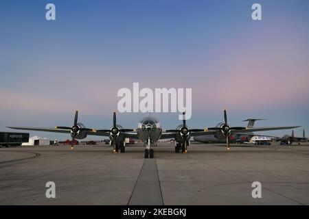 Un B-29 Superfortress, chiamato Doc e costruito nel 1944, si trova sul asfalto al Miramar Airshow 2022 a San Diego, California. Foto Stock