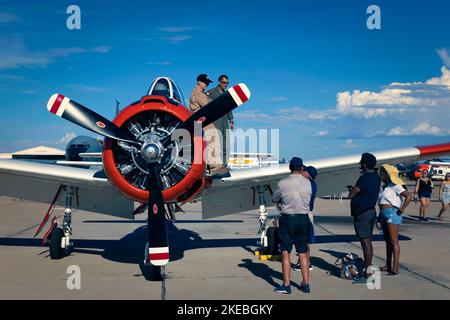 Gli spettatori parlano con un pilota di un allenatore di Trojan T-28 al Miramar Airshow 2022 di San Diego, California. Foto Stock