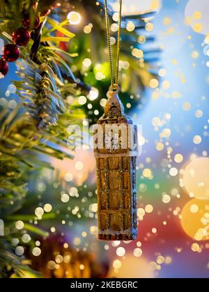 Una piccola torre dorata del Big ben da Londra come ornamento natalizio Foto Stock