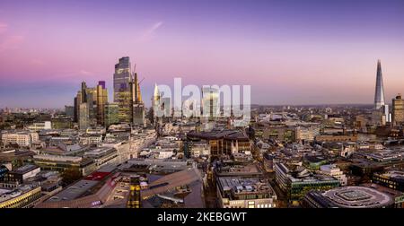 Ampia vista panoramica dei grattacieli del coroporato nella City di Londra Foto Stock
