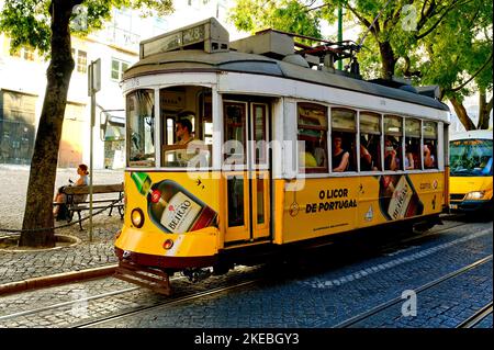 Il tram a Lisbona Portogallo Foto Stock