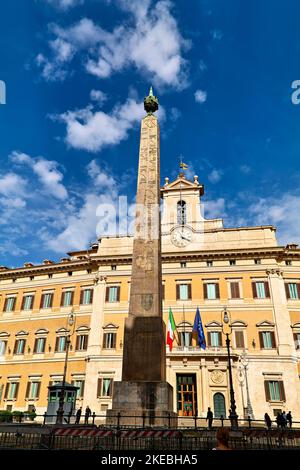 Roma Lazio Italia. Il Palazzo Montecitorio è sede della Camera dei deputati, la casa inferiore del Parlamento italiano. Foto Stock