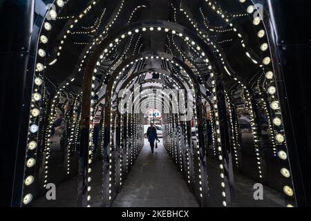 Londra Regno Unito. 11 novembre 2022. Le persone camminano attraverso il tunnel di luci e specchi a Covent Garden, Londra, Regno Unito. Credit: amer Ghazzal/Alamy Live News Foto Stock