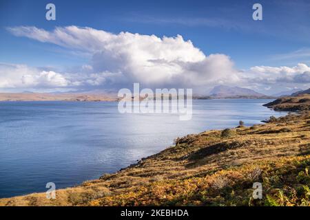 Vista su Loch Ewe sulla costa nord-occidentale atlantica della Scozia Foto Stock