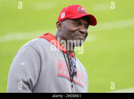 Monaco, Germania. 11th Nov 2022. American Football, NFL, Tampa Bay Buccaneers - Seattle Seahawks, Giornata 10, Allianz Arena: Allenamento dei Buccaneers Tampa Bay. Allenatore Todd Bowles. Il 13 novembre 2022, per la prima volta in Germania si svolgerà un gioco NFL. I Tampa Bay Buccaneers incontreranno i Seattle Seahawks presso l'Allianz Arena. Credit: Sven Hoppe/dpa/Alamy Live News Foto Stock