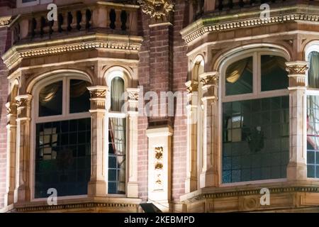 Finestre ornate in Church Street, Birmingham, Regno Unito sulla vecchia casa pubblica reale Foto Stock