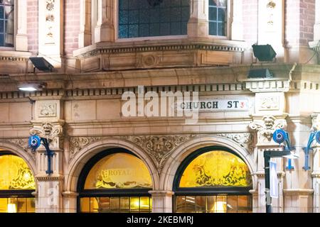 Finestre ornate in Church Street, Birmingham, Regno Unito sulla vecchia casa pubblica reale Foto Stock