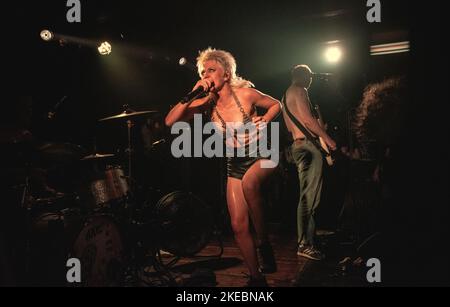 Copenaghen, Danimarca. 10th Nov 2022. La punk band australiana amyl e gli sniffers suonano un concerto dal vivo a Loppen a Copenhagen. Qui il cantante Amy Taylor è visto dal vivo sul palco. (Photo Credit: Gonzales Photo/Alamy Live News Foto Stock