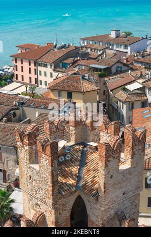 Laghi italiani, vista aerea in estate sui tetti della panoramica cittadina lacustre di Sirmione che mostra una torre del Castello Scaligero, Lago di Garda Foto Stock