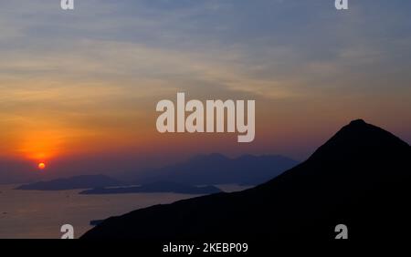 Alto angolo di mare calmo al tramonto Foto Stock