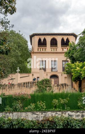 Alhambra Granada Spagna - 09 14 2021: La facciata principale del Mirador Romántico o punto di vista romantico è un punto di osservazione nel Generalife nel Foto Stock