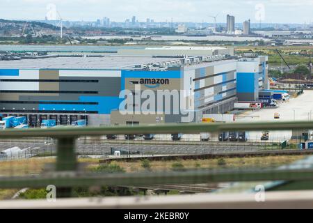 Amazon LCY3 Dartford Crossing Warehouse in Kent come visto dal Dartford Crossing, Inghilterra, Regno Unito Foto Stock