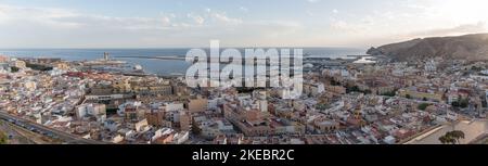 Alméria Spagna - 09 15 2021: Vista panoramica del centro di Almeria, con zona residenziale e zona portuale, porto commerciale con container e navi da crociera Foto Stock