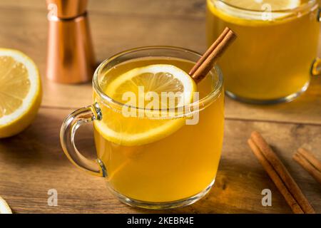 Boozy calda vacanza Hot Toddy cocktail con rum e limone Foto Stock