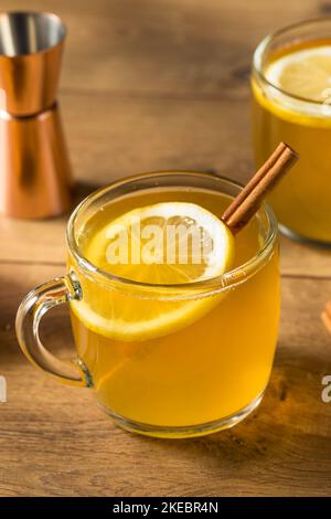 Boozy calda vacanza Hot Toddy cocktail con rum e limone Foto Stock