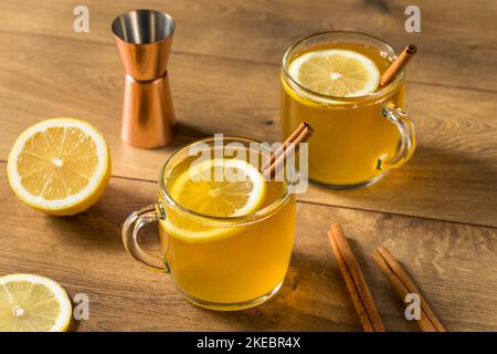 Boozy calda vacanza Hot Toddy cocktail con rum e limone Foto Stock