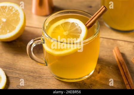 Boozy calda vacanza Hot Toddy cocktail con rum e limone Foto Stock