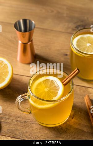 Boozy calda vacanza Hot Toddy cocktail con rum e limone Foto Stock