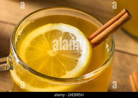 Boozy calda vacanza Hot Toddy cocktail con rum e limone Foto Stock