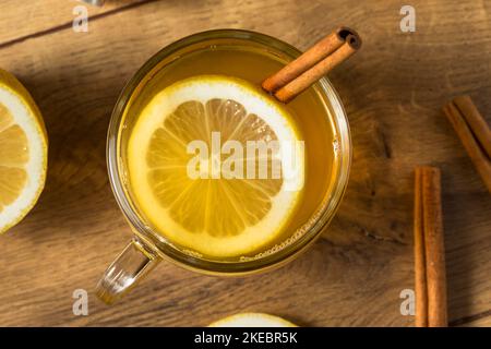 Boozy calda vacanza Hot Toddy cocktail con rum e limone Foto Stock