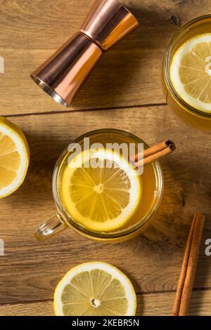 Boozy calda vacanza Hot Toddy cocktail con rum e limone Foto Stock