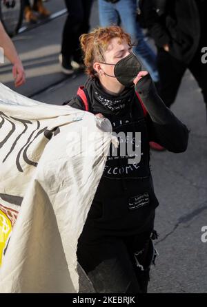 Il 11 novembre 2022, circa 292 persone si sono riunite sotto lo slogan Soeder's Climate Fairy Tales per manifestare contro la modifica della legge bavarese sulla protezione del clima. Gli attivisti del venerdì per il futuro e DEL BUND-Youth si lamentarono che si trattava di pura apparenza politica. (Foto di Alexander Pohl/Sipa USA) Foto Stock