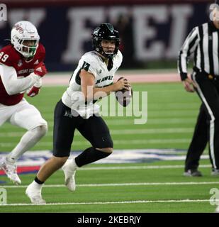 5 novembre 2022 - Hawaii Rainbow Warriors quarterback Brayden Schager (13) si rimescolano in un gioco tra i Fresno state Bulldogs e i Hawaii Rainbow Warriors al Valley Children's Stadium di Fresno, CA - Michael Sullivan/CSM Foto Stock