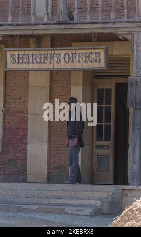 Alméria Spain - 09 15 2021: Scene di performance dal vivo, cowboy sheriff guardando fuori l'edificio degli uffici sheriff, su Oasys - Mini Hollywood, spagnolo Foto Stock