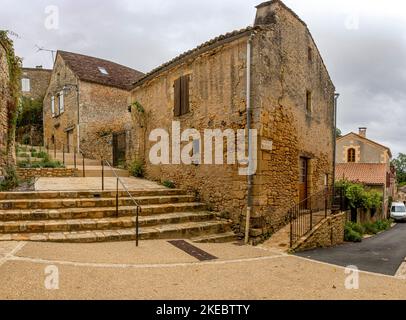 Bellissimo villaggio molto restaurato, Limeuil, Nouvelle-Aquitaine, Francia. Limeuil villaggio si trova alla confluenza dei fiumi Dordogna e Vézère. Foto Stock