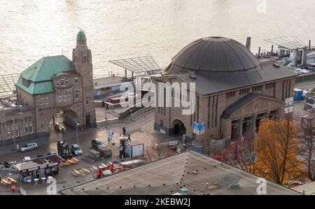 Amburgo, Germania - 26 novembre 2018: Porto di Amburgo, vista aerea con l'ingresso del vecchio tunnel dell'Elba o del tunnel di St. Pauli Elbe Foto Stock