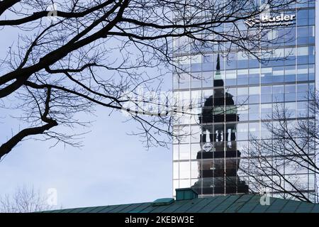 Amburgo, Germania - 30 novembre 2018: Riflessione della Chiesa di San Michele in una parete di vetro dell'edificio degli uffici di Basler Financial Services GmbH Foto Stock