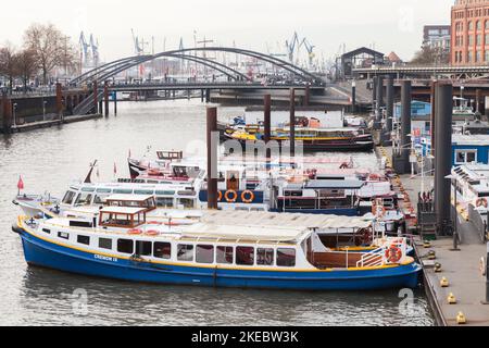 Amburgo, Germania - 30 novembre 2018: Moli galleggianti a Binnenhafen, porto interno di Amburgo, vista sulla strada di giorno Foto Stock