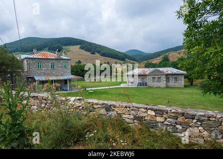 Case tipiche nel piccolo villaggio di montagna in Grecia (Nymfaio) nel nord costruito interamente in pietra. Foto Stock