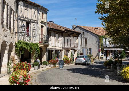 Fourcès è uno dei più bei villaggi di Francia. Si tratta di un tipico villaggio occitano, che ha la particolarità di avere una piazza centrale di ro Foto Stock
