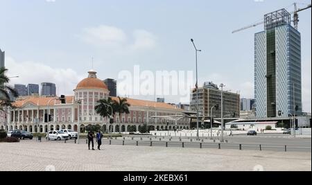 Luanda Angola - 09 17 2022: Vista al Luanda Marginal, BNA - Angola National Bank e Coin Museum edifici, stile di vita del centro, grattacieli moderni Foto Stock